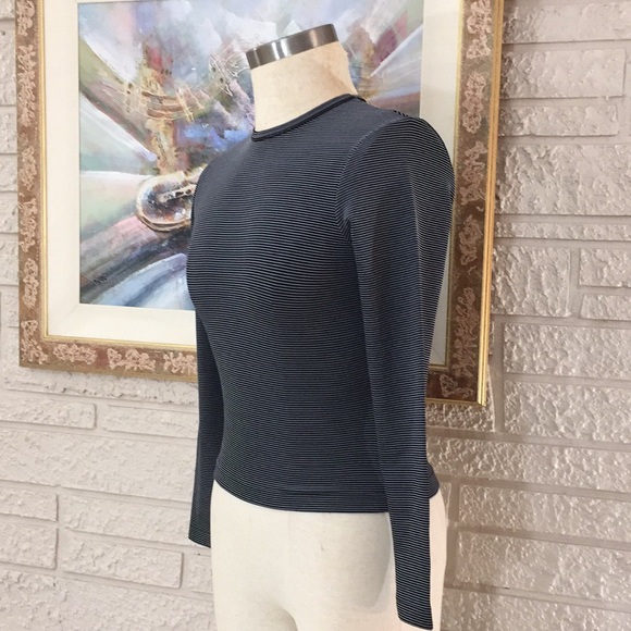 🌹Excursion Pin Striped Crew Neckline Stretch Top - Picture 2 of 9